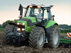 Grøn traktor på mark – CN Maskinfabrik